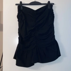 Rouched, flared skirt - Svart kjol som både är rouched och med volang längst ned. Jag är normalt en strl 42 och denna är lite för stor, då den inte sitter så tajt, vilket skapar en ganska ”pösig” effekt. Den är alltså aldrig använd.