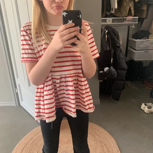 Zara t- shirt - Nu säljer jag min super trendiga och fina tröja ifrån zara i bra skick! Använd typ 4 gånger, men helt som ny! Säljer för att den tyvärr inte kommer till användning💓 längre. 