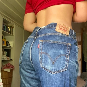 LEVIS 751 - säljer ett riktigt kap! äkta Levis bra jeans i mörkare färg och avslappnad modell 🦭 funkar bra oversized på mig (mina storlekar hittar ni i min bio). kom å köp!!! Först till kvarn gäller. Kram. 