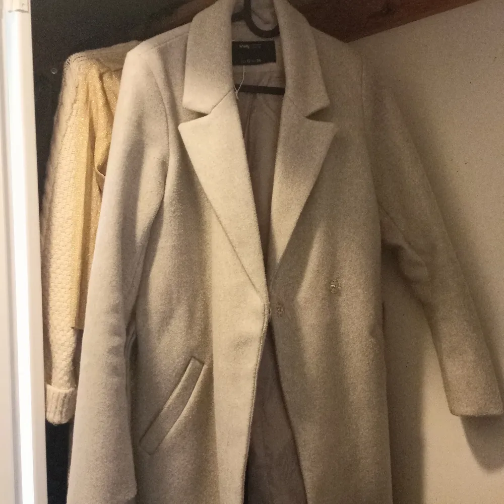 Gray coat with a wrap around the waist, size 34 but fits 36. Worn very little.. Jackor.