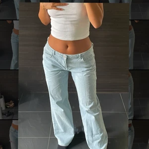 Low waisted jeans - Lågmidjade jeans från NA-KD, helt slutsålda. Använda ett fåtal gånger och är i väldigt fint skick. Passar mig som brukar ha 36. 