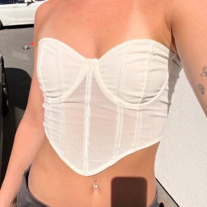 Vit Korsett  - Oanvänd, köpt från Boohoo. Pris kan diskuteras, jag är 175