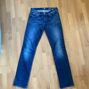 Så snygga 7 for all mankindjeans med modellen straight leg som är i S/M och som är i superbra skick,men som tyvärr måste säljas då de var alldeles för stora för mig. Köparen står för frakten,vid flera intresserade blir det budgivning,fråga för fler bilder