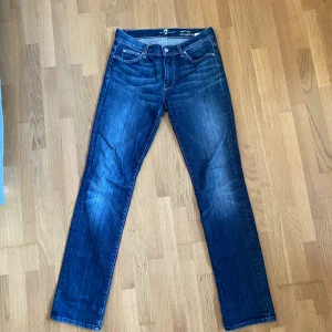 7 for all man kind jeans - Så snygga 7 for all mankindjeans med modellen straight leg som är i S/M och som är i superbra skick,men som tyvärr måste säljas då de var alldeles för stora för mig. Köparen står för frakten,vid flera intresserade blir det budgivning,fråga för fler bilder