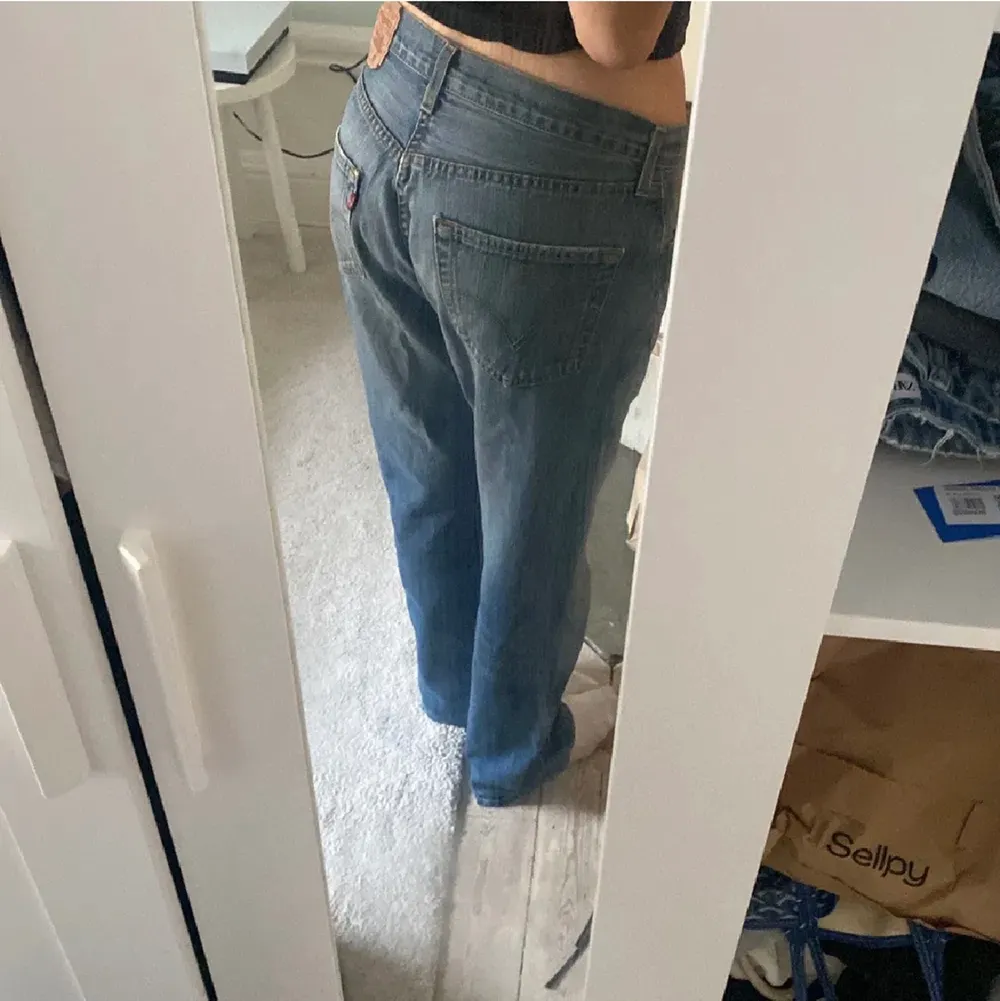 Så sjukt snygga levis jeans som tyvärr inte kommer till användning! midjan är 78 cm och innerbenelängden 85 och längden är ner på fötterna på mig som är 172 ❤️. Jeans & Byxor.
