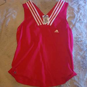 Röd adidaslinne i strlk S, 60kr +frakt