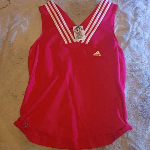 Träningslinne - Röd adidaslinne i strlk S, 60kr +frakt
