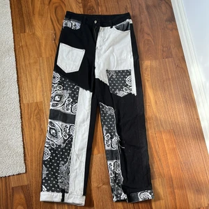 Byxor i svart och vit. Storlek M - Detta är ett par Baggy byxor som inte längre kommer till användning för mig. Dom är i storlek M men lite oversize, dom passar till både Hoodie, linnen och allt där emellan. Dom är köpta för ett halv år sedan 🤍