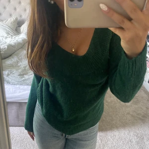 stickad tröja - en stickad grön tröja från hm💚bra skick och använd fåtal gånger 