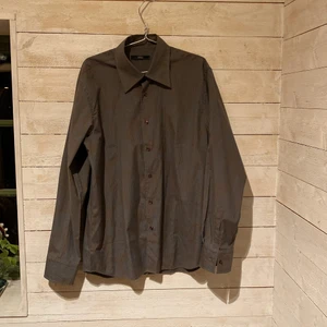 Skjorta med mönster - En skjorta med mönster från 4YOU