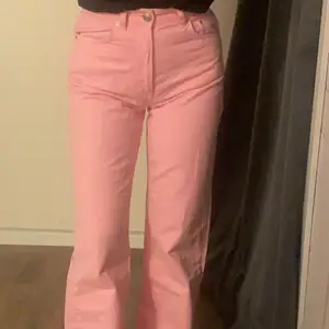 Säljer dessa populära rosa jeans från Gina då de inte kommer till någon användning💕
