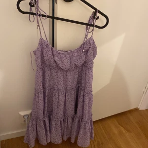 Klänning  - En lila blommig klänning från New Yorker i storlek M