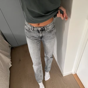Nudie jeans - Supersnygga jeans från Nudie! Sparsamt använda - fortfarande i toppenskick. Strl 27/32. Jag brukar har 36-38 i jeans och är 171 cm lång. Köparen står för frakten 🤍
