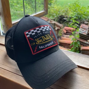 Keps - Snygg Von Dutch keps som är relativt ny och inte använd särskilt mycket. Passformen är justerbar.