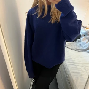 Zara tröja - Blå stickad tröja från zara💙 Om fler är intresserade startar jag budgivning!! Storlek M men sitter perfekt på mig som brukar ha xs-s :) Frakten ingår INTE i priset💞
