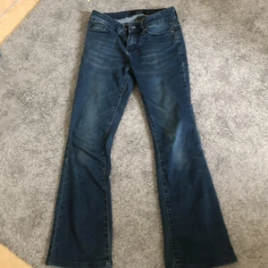 Lågmidjade jeans - Fina jeans som har blivit för korta i benen så jag använder dom inte längre