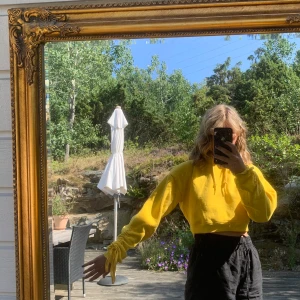 Gul croppad hoodie från Cooperative - Söt gul croppad hoodie köpt från Urban Outfitters med cool snörning på armarna ✨