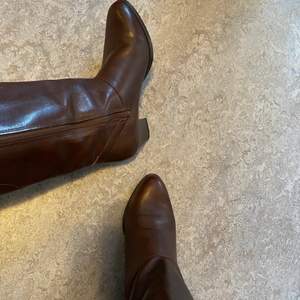 Säljer dessa fina boots med klack i storlek 37,5 i färgen brun, använt en gång eller två. Köparen står för frakt..!👈🏼