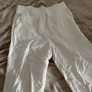 Madlady linnebyxor - Knappt använda lågmidjade linnebyxor i storlek S! Köparen står för frakt!