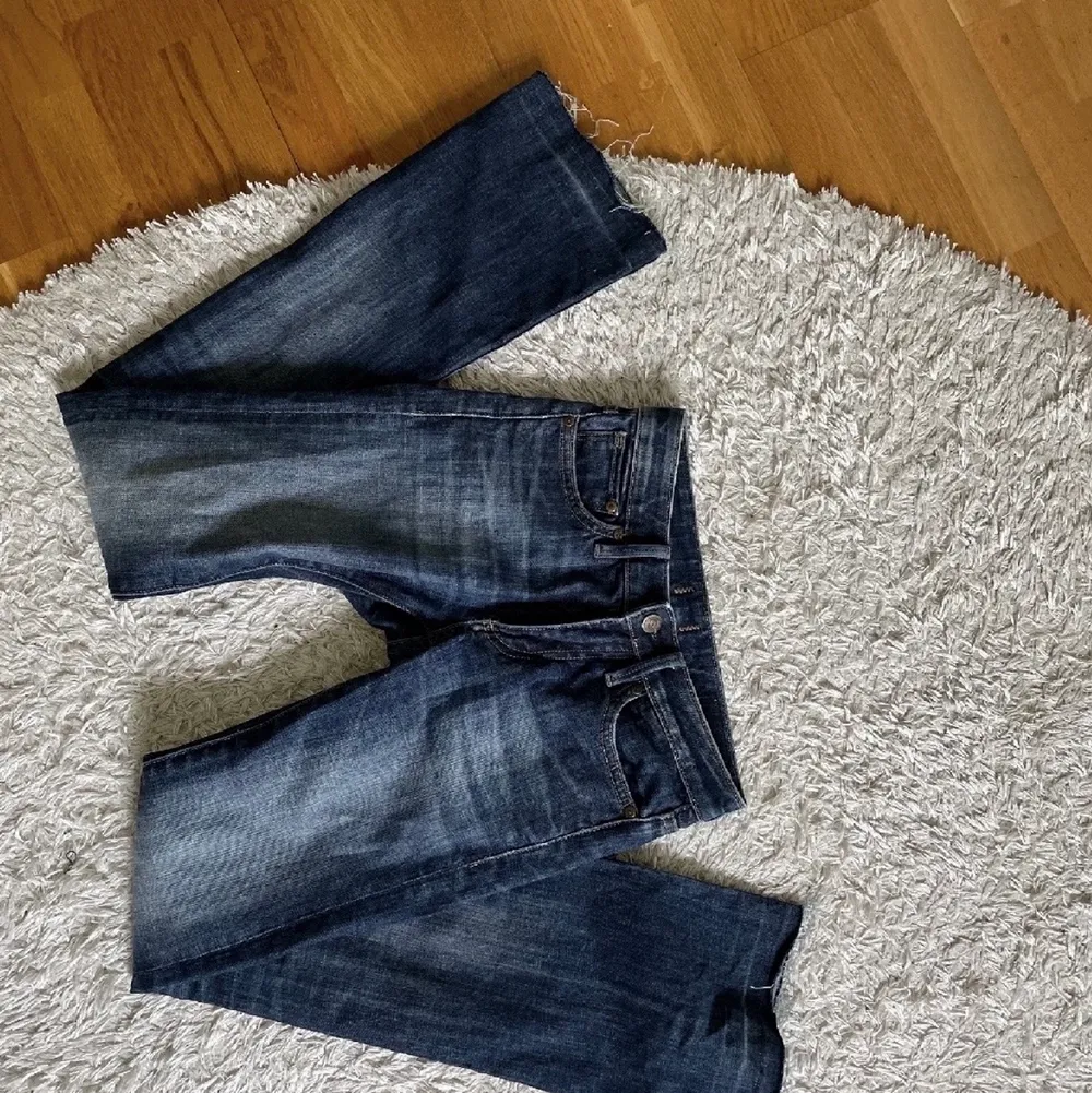 Säljer dessa snygga lågmidjade jeans från Crocker då dom ej kommer till användning. Köpta här på blick men så gott som nya. Inga tecken på användning. Storlek 25 och söker för 200+frakt. (Lånade bilder) kom privat för flera bilder. . Jeans & Byxor.