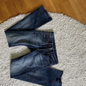 Lågmidjade jeans  - Säljer dessa snygga lågmidjade jeans från Crocker då dom ej kommer till användning. Köpta här på blick men så gott som nya. Inga tecken på användning. Storlek 25 och söker för 200+frakt. (Lånade bilder) kom privat för flera bilder. 