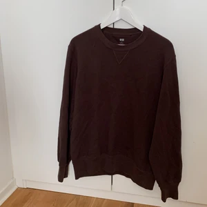 Uniqlo tröja - Mörkbrun sweatshirt från Uniqlo. Bra skick.