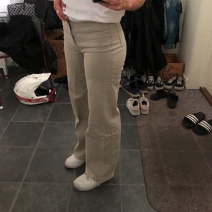 Jeans  - Säljer dessa superbekväma jensen då de kommer till användning för sällan. Använda ett fåtal gånger☺️ Köpen står för frakten📦