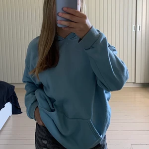 Hoodie från shein, stl: S - En blå oversized hoodie från shein med en fjäril på baksidan. Den är i bra skick och säljer den för att jag aldrig använder den💕