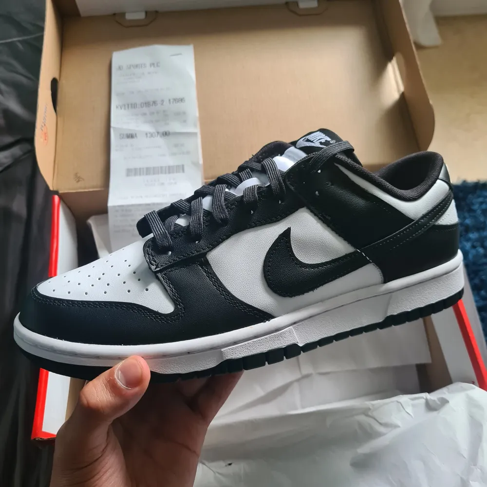 Säljer helt nya, otestade, Nike dunk low black white (Panda), köpta från Nike & JD. Har storlek 40.5, 41, 44 och 45 och alla original saker medföljer. Skriv ifall ni har frågor 😁. Skor.