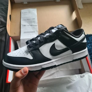 Nike Dunk Low Panda - Säljer helt nya, otestade, Nike dunk low black white (Panda), köpta från Nike & JD. Har storlek 40.5, 41, 44 och 45 och alla original saker medföljer. Skriv ifall ni har frågor 😁