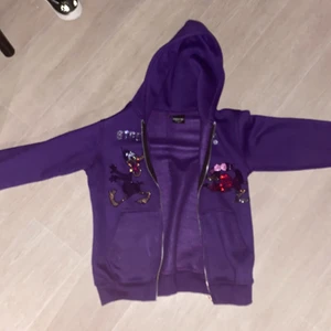 Streep tag Zip Small - Säljer min Streep tag zip up hoodie lila. Då jag aldrig använder den och har aldrig gjort. Den var limited edition och säljer inte längre. Helt oanvänd och alla stenar är kvar på tröjan. Köptes för ny på deras hemsida för 700kr. Hör av er vid frågor:)