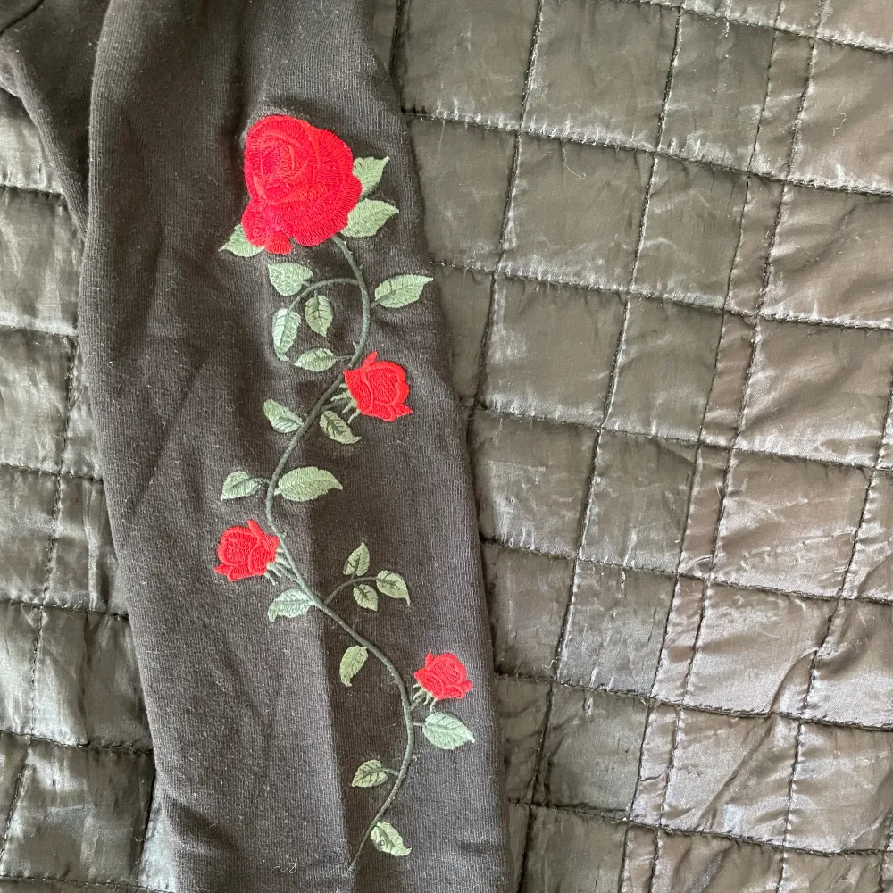 Säljer den här fina tröjan från Nakd. Med tryck på bägge ärmar. Storlek XS 💘 Säljer för 70kr+frakt! . Tröjor & Koftor.