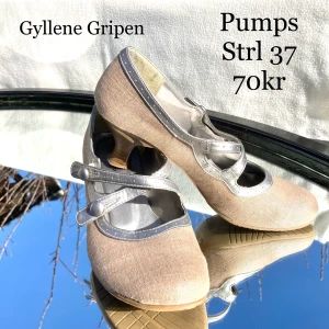 Pumps med taxklack strl 36,5-37 - Snygga beiga pumps med champagnefärgad rem. Taxklack.   Mycket fint skick.  Strl 37. Men passar även 36,5-37.   Rök- och djurfritt hem.  Skickar inom en vecka efter mottagen betalning. 