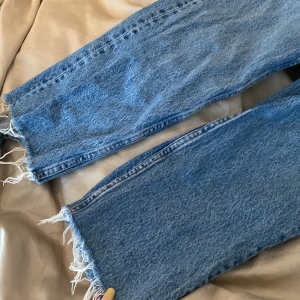 MÖRKBLÅA JEANS - Hejsan! Säljer nu mina favorit jeans då dom tyvärr blivit för små för mig. Jag är en 34+ och dessa är i 32! Det är en del knappar men som inte syns alls när man knäpper! Hyfsat tigtha vid låren men större (rak passform inte bootcut) vid smalbenen!💞 