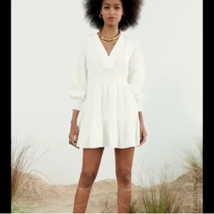 Zara klänning linne - Säljer denna zara klänning som är perfekt till stranden eller till en fest. Använd en gång. Köpare står för frakt 