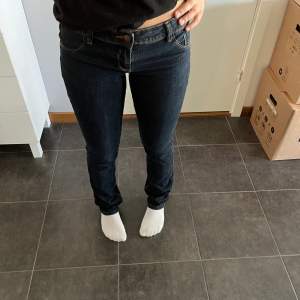 Helt oanvända lågmidjade jeans köpa på sellpy! Storlek 36💕💕