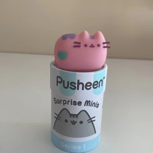 Pusheen surprise minis! - En jättesöt pusheen model från surprise minis! Den är köpt inne i stan på kawaii för 100kr men säljer mycket billigare då det inte är värt det🌝 boxen och självaste pusheenen är i mycket bra skick och helt orörda!☀️