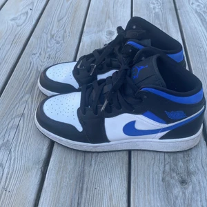 Air jordans strl 38,5 - Säljer mina jordans pågrund av ingen användning. Köpta för ett år sedan, använda ett fåtal gånger är i väldigt bra skick. Orginal förpackning finns kvar! 💕