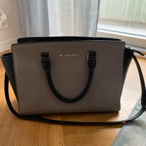 Michael kors väska  - Jätte fin Michael kors väska, äkta!  Älskar denna väskan men möte rensa bland mina väskor så det är tyvärr denna som får åka. Jätte fin och i princip i nyskick! Pris går alltid att diskutera!! ❤️