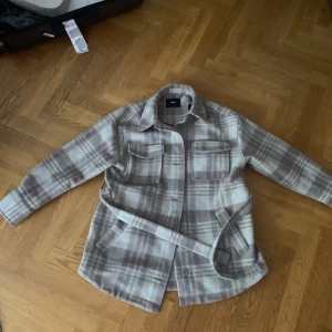 Kappa - Säljer min jättefina höst kappa, köpt från bikbok för ish 4 månader sedan. Endast använd 2 gånger. Ser helt ny ut. Väldigt fin och varm nu inför hösten. Pris går alltid att diskutera ❤️