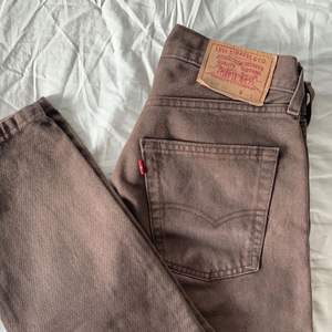 Oseriösa budare så fortfarande till salu!! Jättefina bruna 501 Levis jeans i strl W30 L32 som jag säljer eftersom de är för små. Tjejen på bilden är 160cm och har klackar. Midjemått 82cm och innerben 78cm💗 