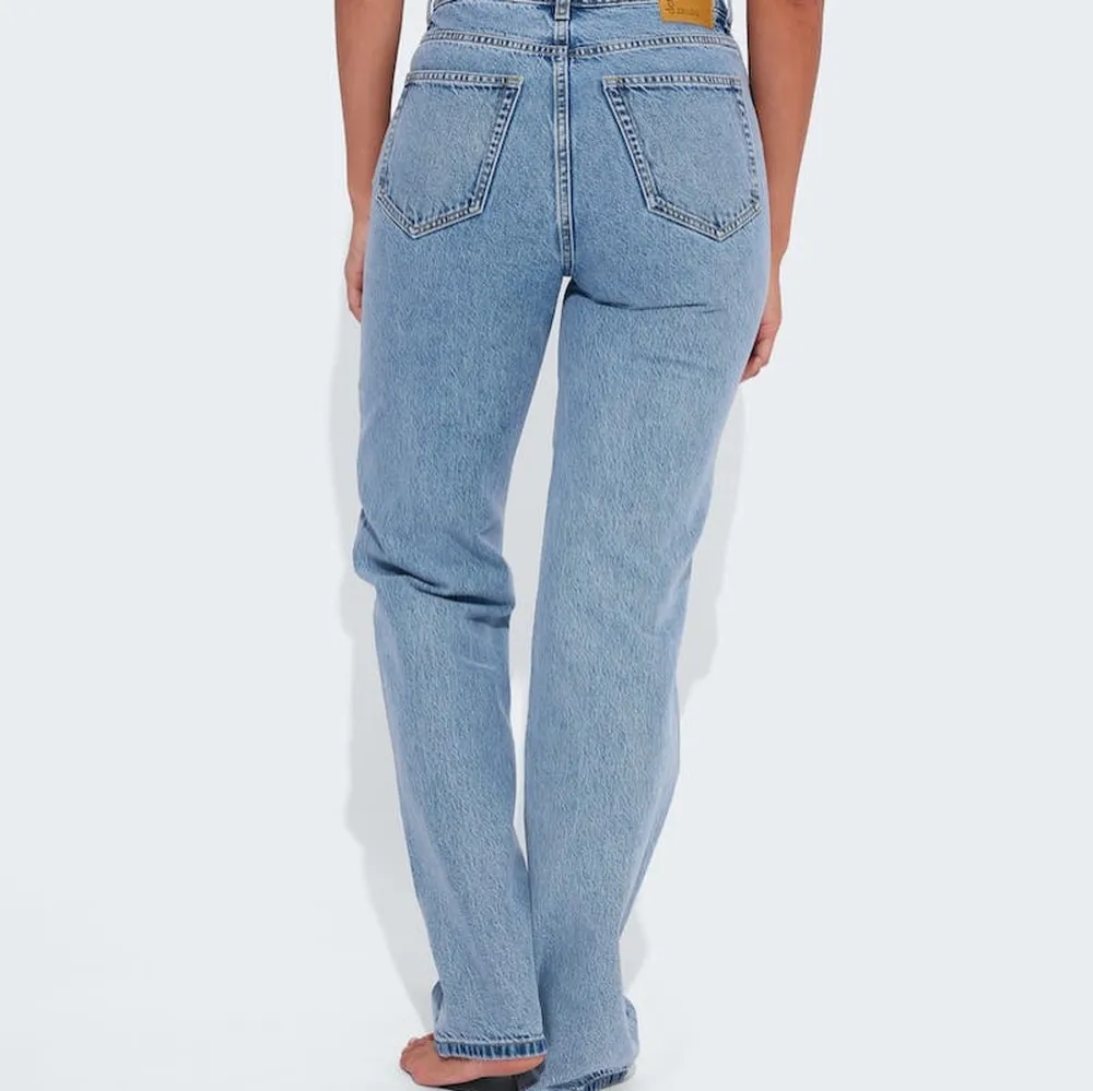 Högmidjade jeans från bikbok, mörkare blå, köpte för 499:- (Frakt ingår ej) . Jeans & Byxor.