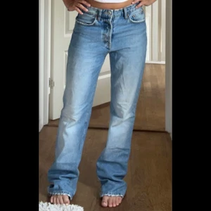 zara jeans  - så snygga mid rise jeans från zara! säljer då de är lite stora!