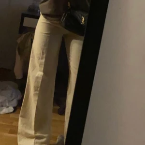 Linnebyxa - Full lenght byxa i linne från zara, gräddvita! Storlek S. Köpta för 399, säljer för 250❤️ använda väldigt lite