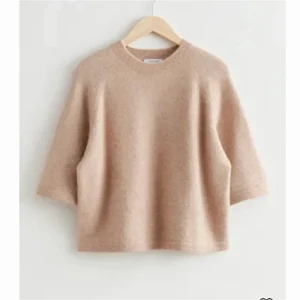 & otherstories  - Säljer min tredje tröja från & otherstories, i storlek m färgen beige för 350kr❤️ nypris 590❤️