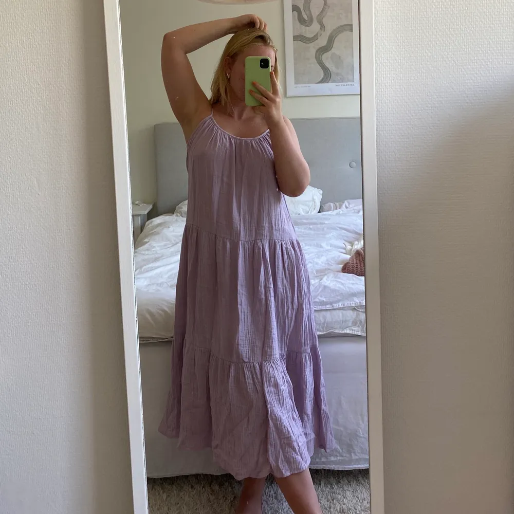 En suuperfin lila klränning från HM, passar perfekt som strandklänning osv🥰 I storlek XS men med oversize känsla. Kolla gärna in mina andra annonser🫶🏼. Klänningar.