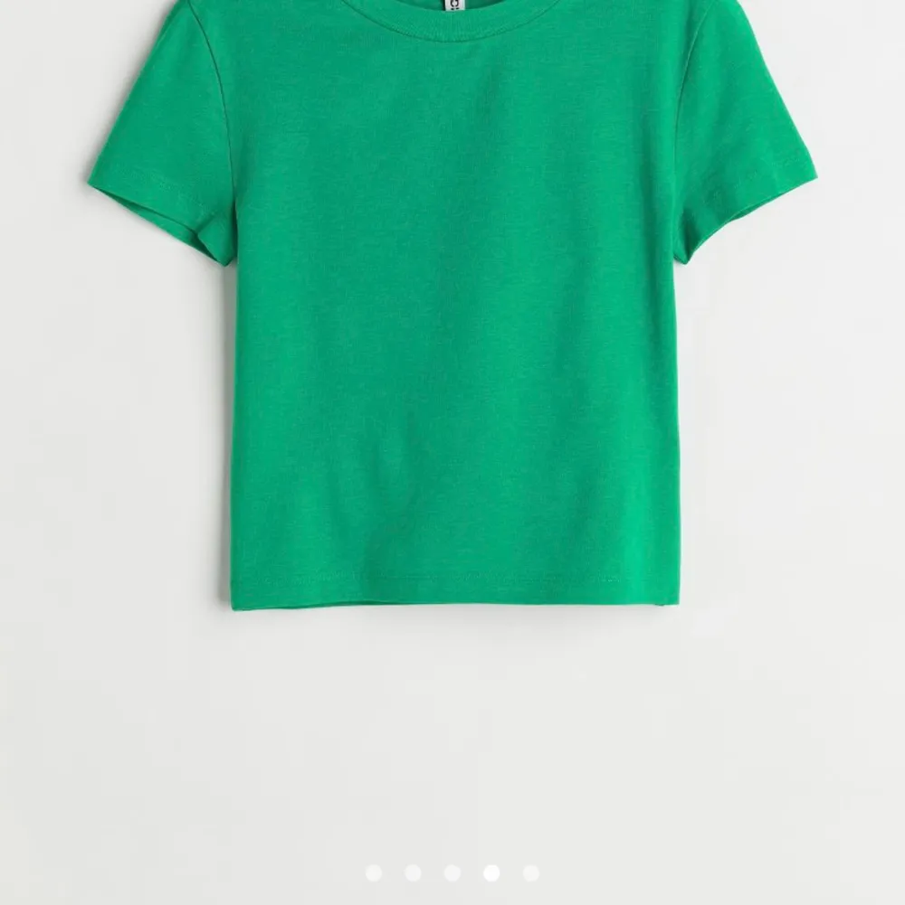 En grön crop top från HM super skön och fin. T-shirts.