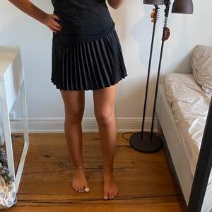 Svart glättad kjol från zara knappt använd i nytt skick. Det är shorts under kjolen