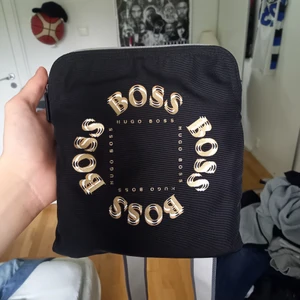 Hugo Boss axel väska - En hugo boss axel väska. Gott skick säljs inte längre i butik. Pris  kan diskuteras 