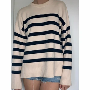 Randig Stickad Tröja - Säljer min tröja från Zara då den ej kommer till användning längre💗